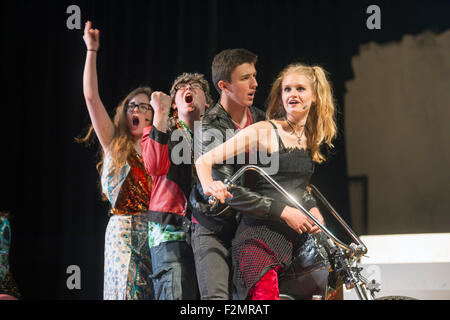 Musik und Drama Studenten üben ihr Spiel "Seven Seas of Rhye" an des Königs Edwards School, Birmingham UK Stockfoto