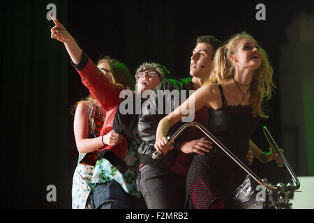 Musik und Drama Studenten üben ihr Spiel "Seven Seas of Rhye" an des Königs Edwards School, Birmingham UK Stockfoto