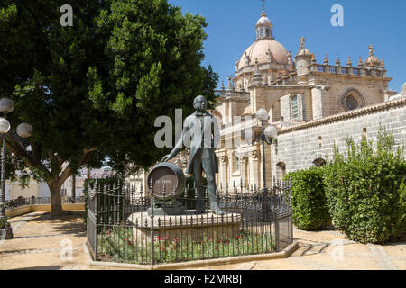 Denkmal von Gonzales Byass Vorderseite der Kathedrale La Colegiata in Jerez De La Frontera, Cádiz, Andalusien, Spanien Stockfoto