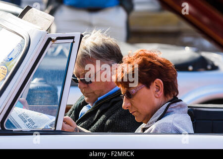 Mittleren gealterten paar sitzt in ihrem Auto Zeitung auf der Classic Car Show in Hinckley lesen Stockfoto