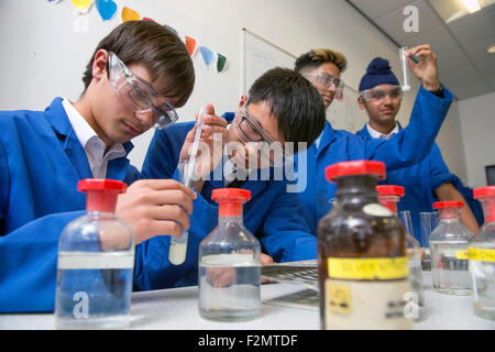 Jungen (14 Jahre alt) während einer Unterrichtsstunde Chemie an des Königs Edwards School, Birmingham UK Stockfoto