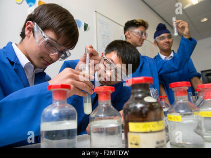 Jungen (14 Jahre alt) während einer Unterrichtsstunde Chemie an des Königs Edwards School, Birmingham UK Stockfoto