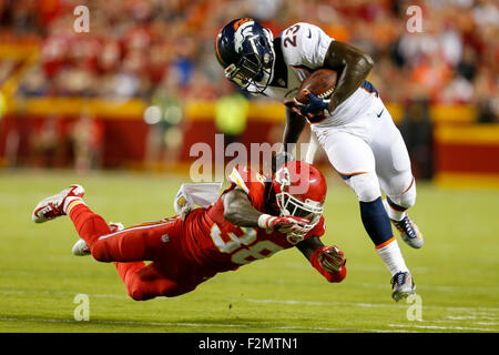 17. September 2105: Denver Broncos Runningback Ronnie Hillman (23) bekommt Vergangenheit die Kansas City Chiefs starke Tauchsicherheit Ron Parker (38) für ein First Down Gewinn während der NFL nach Hause Öffner zwischen den Denver Broncos und die Kansas City Chiefs im Arrowhead Stadium in Kansas City, MO Tim Warner/CSM. Stockfoto