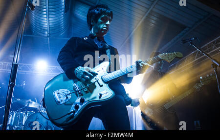 Johnny Marr im Maschinenraum, Southampton, UK im September 2015 Gitarre zu spielen. Stockfoto