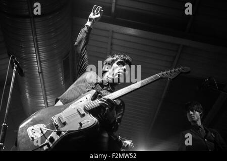 Johnny Marr im Maschinenraum, Southampton, UK in schwarz / weiß und im September 2015 Gitarre zu spielen. Stockfoto