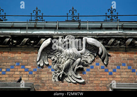 Horizontale Nahaufnahme von aufwendigen Schnitzereien an den Gebäuden im Rynek Glowny Hauptmarkt in Krakau. Stockfoto