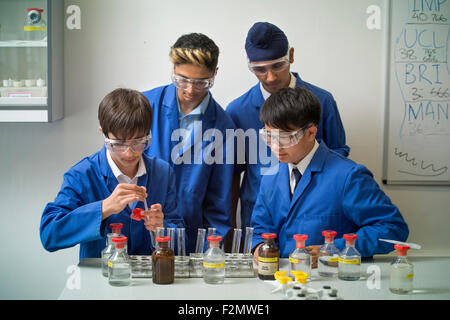 Jungen (14 Jahre alt) während einer Unterrichtsstunde Chemie an des Königs Edwards School, Birmingham UK Stockfoto