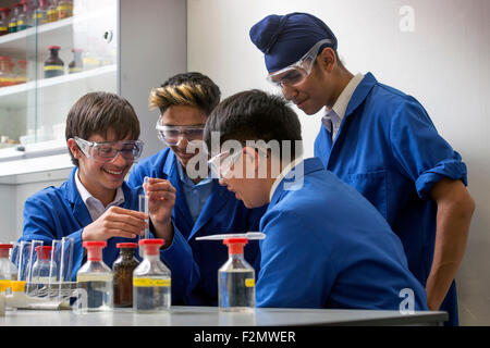 Jungen (14 Jahre alt) während einer Unterrichtsstunde Chemie an des Königs Edwards School, Birmingham UK Stockfoto