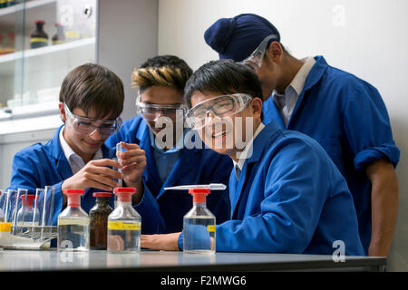 Jungen (14 Jahre alt) während einer Unterrichtsstunde Chemie an des Königs Edwards School, Birmingham UK Stockfoto