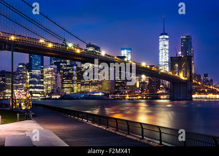 New York City - schönen Sonnenaufgang über Manhattan mit Brooklyn und Manhattan Bridge USA Stockfoto