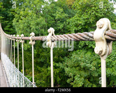 Nahaufnahme des Drahtseils an der Sappers Bridge über den Fluss Conwy, Betwys-y-Coed, Nordwales, Großbritannien Stockfoto