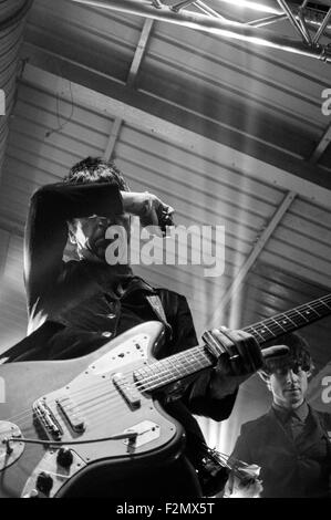 Johnny Marr im Maschinenraum, Southampton, UK in schwarz / weiß und im September 2015 Gitarre zu spielen. Stockfoto