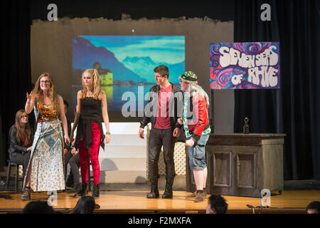 Musik und Drama Studenten üben ihr Spiel "Seven Seas of Rhye" an des Königs Edwards School, Birmingham UK Stockfoto