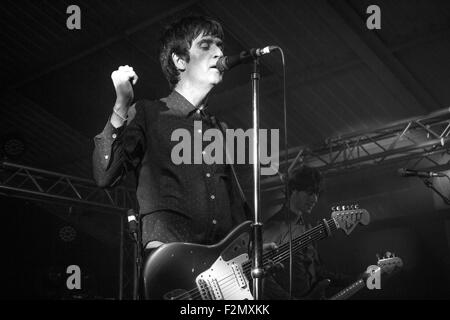 Johnny Marr im Maschinenraum, Southampton, UK in schwarz / weiß und im September 2015 Gitarre zu spielen. Stockfoto