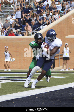 Denton, TX, USA. 19. Sep, 2015. 19. September 2015: Rice Owls Wide Receiver Dennis Parks #4 macht einen Haken bei Touchdown während der NCAA Football Spiel zwischen den Reis Eulen und dem North Texas bedeuten grün Apogee-Stadion in Denton, TX. Bildnachweis: JP Weber/ZumaPress © Jp Weber/ZUMA Draht/Alamy Live-Nachrichten Stockfoto