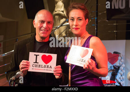 London, UK. 9. September 2015. Loyd Grossman und Melinda Hughes halten "Il Liebe Chelsea" Postkarten. Nancy Dell'Olio, Loyd Grossman und Nicky Haslam Sterne in einem exklusiven König Straße Kabarett in der Fasanerie zur Unterstützung der No Crossrail Chelsea Kampagne. Die Kampagne ist gegen die Pläne für eine Crossrail 2 Station in Chelsea. Stockfoto