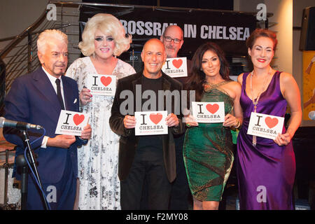 London, UK. 9. September 2015. Darsteller und Campgainers auf der Bühne, L-r: Nicky Haslam, Miss Hope Springs (aka Ty Jeffries) und Melinda Hughes, Loyd Grossman, Chris Lenon (Vorsitzender des No Crossrail Chelsea-Kampagne), Nancy Dell'Olio. Nancy Dell'Olio, Loyd Grossman und Nicky Haslam Sterne in einem exklusiven König Straße Kabarett in der Fasanerie zur Unterstützung der No Crossrail Chelsea Kampagne. Die Kampagne ist gegen die Pläne für eine Crossrail 2 Station in Chelsea. Stockfoto