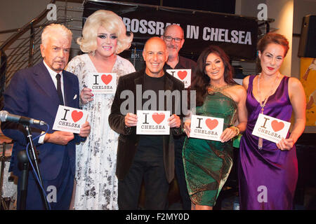 London, UK. 9. September 2015. Darsteller und Campgainers auf der Bühne, L-r: Nicky Haslam, Miss Hope Springs (aka Ty Jeffries) und Melinda Hughes, Loyd Grossman, Chris Lenon (Vorsitzender des No Crossrail Chelsea-Kampagne), Nancy Dell'Olio. Nancy Dell'Olio, Loyd Grossman und Nicky Haslam Sterne in einem exklusiven König Straße Kabarett in der Fasanerie zur Unterstützung der No Crossrail Chelsea Kampagne. Die Kampagne ist gegen die Pläne für eine Crossrail 2 Station in Chelsea. Stockfoto