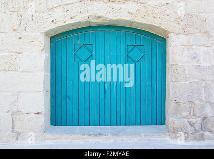 Türkis Blau Holztür. Bemalten Türen der Malta-Serie. Stockfoto