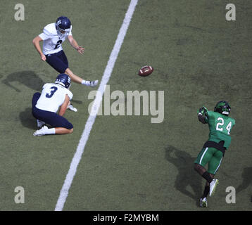 Denton, TX, USA. 19. Sep, 2015. 19. September 2015: Rice Owls Ort Kicker Jack Fox #2 tritt einen Field Goal im 3. Quartal während der NCAA Football-Spiel zwischen den Reis Eulen und dem North Texas bedeuten grün Apogee-Stadion in Denton, TX. Bildnachweis: JP Weber/ZumaPress © Jp Weber/ZUMA Draht/Alamy Live-Nachrichten Stockfoto