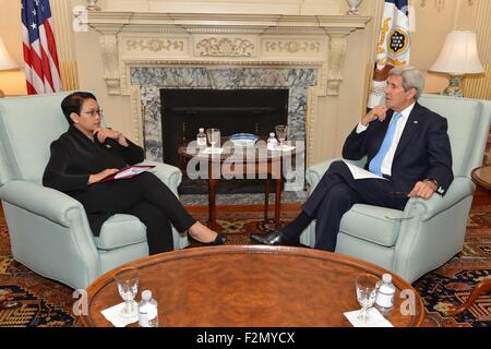 Washington DC, USA. 21. September 2015. US-Außenminister John Kerry trifft sich mit indonesische Außenminister Retno Marsudi an das Department of State 21. September 2015 in Washington, DC. Stockfoto