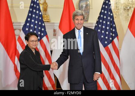 Washington DC, USA. 21. September 2015. US-Außenminister John Kerry trifft sich mit indonesische Außenminister Retno Marsudi an das Department of State 21. September 2015 in Washington, DC. Stockfoto
