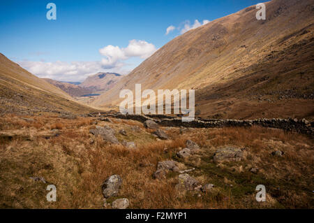 Der Blick hinunter ins Tal, wasserhaltige Brüder vom Kirkstone Pass im Lake District National Park. Stockfoto