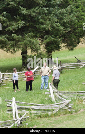 Ein Nationalpark-Ranger erzieht Besucher bei Yorktown Battlefield, Yorktown, VA Stockfoto