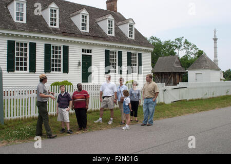 Ein Nationalpark-Ranger erzieht Besucher über das 1760 Dudley Diggs Haus, Yorktown, VA Stockfoto