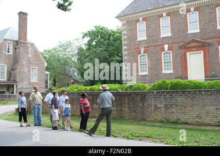 Ein Nationalpark-Ranger erzieht Besucher über das 1730 Nelson Haus, Yorktown, VA Stockfoto