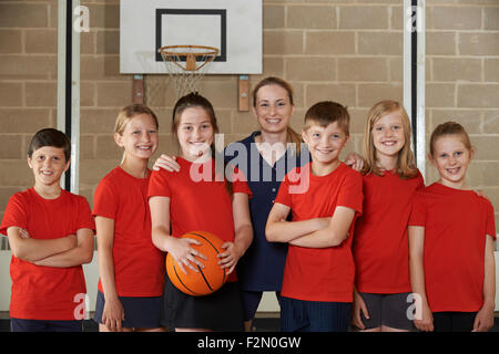 Porträt von Elementary School Basketball-Team mit Trainer Stockfoto