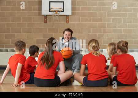 Die Teamsitzung, Elementary School Basketball-Team zu coachen Stockfoto