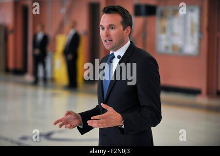 Unter Sekretär der Air Force Eric Fanning besucht der 106. Rettung Flügel am FS Gabreski 26. Juli 2013 in Westhampton Beach, New York. Präsident Obama hat in einem historischen zuerst für das Pentagon entschieden, nominieren Eric Fanning, die Armee, eine Bewegung zu führen, die ihn den ersten offen schwulen zivile Sekretär eines militärischen Dienste machen würde. Stockfoto