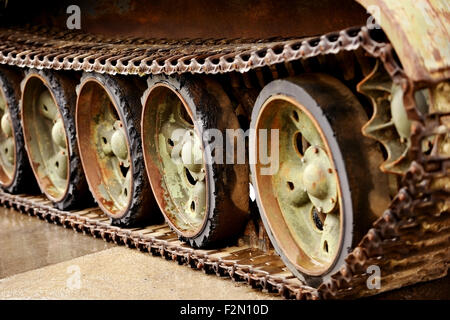 Detail mit alten Panzerketten und Räder gedreht Stockfoto