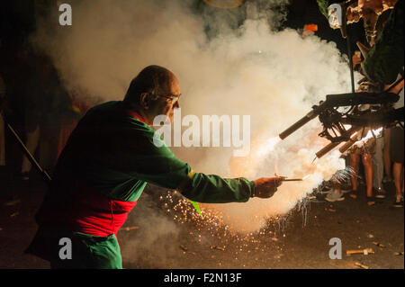 Barcelona, Spanien. 20. September 2015. Die Tiere des Feuers wurden als die "Collas" sucht neue Elemente beleben die Correfocs während des Festivals von San Merce in Barcelona, Spanien eingeführt. 20. September 2015.  Die Tradition der "Correfoc" ist aus dem XII Jahrhundert dokumentiert und findet während der Festivals in Katalonien, wo "Colles" in Kostümen der Teufel oder etwas böses Wesen und Parade durch die Straßen einer Stadt laufen verkleiden, tanzen und springen zwischen Feuerwerk. Bildnachweis: Charlie Perez/Alamy Live-Nachrichten Stockfoto