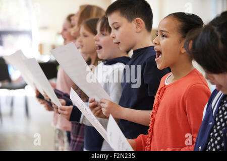 Gruppe von Schülerinnen und Schüler gemeinsam im Chor singen Stockfoto