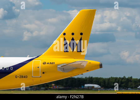 MANCHESTER, Vereinigtes Königreich - 7. August 2015: Monarch Airlines Airbus A321 Schweif Livree Manchester Airport 7. August 2015. Stockfoto