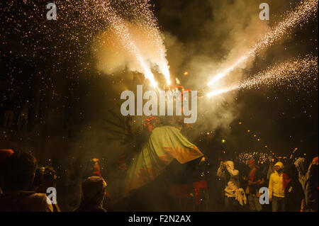 Barcelona, Spanien. 20. September 2015. Die Tiere des Feuers wurden als die "Collas" sucht neue Elemente beleben die Correfocs während des Festivals von San Merce in Barcelona, Spanien eingeführt. 20. September 2015.  Die Tradition der "Correfoc" ist aus dem XII Jahrhundert dokumentiert und findet während der Festivals in Katalonien, wo "Colles" in Kostümen der Teufel oder etwas böses Wesen und Parade durch die Straßen einer Stadt laufen verkleiden, tanzen und springen zwischen Feuerwerk. Bildnachweis: Charlie Perez/Alamy Live-Nachrichten Stockfoto