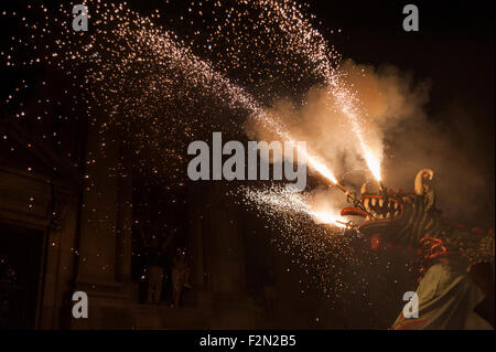 Barcelona, Spanien. 20. September 2015. Die Tiere des Feuers wurden als die "Collas" sucht neue Elemente beleben die Correfocs während des Festivals von San Merce in Barcelona, Spanien eingeführt. 20. September 2015.  Die Tradition der "Correfoc" ist aus dem XII Jahrhundert dokumentiert und findet während der Festivals in Katalonien, wo "Colles" in Kostümen der Teufel oder etwas böses Wesen und Parade durch die Straßen einer Stadt laufen verkleiden, tanzen und springen zwischen Feuerwerk. Bildnachweis: Charlie Perez/Alamy Live-Nachrichten Stockfoto