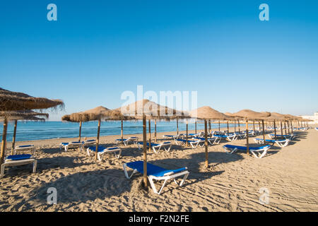 Sonnigen frühen Sommermorgen auf Santa Pola beach Resort, Costa Blanca, Spanien Stockfoto