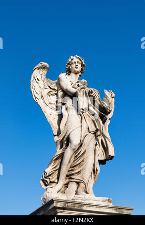 Engel mit der Bekleidungs- und Würfel, Ponte Sant'Angelo Brücke, Rom, Italien Stockfoto