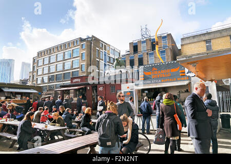 Menschen Sie Einkauf schnell Essen und trinken in Dray Walk of Brick Lane, East London, England, UK Stockfoto