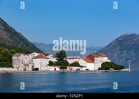 Charmante Dorf an der Küste entlang der Bucht von Kotor, Montenegro Stockfoto