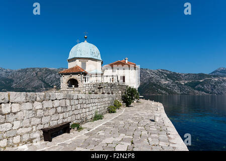 Unsere Liebe Frau von den Felsen Kirche auf ein kleiner Mann sitzt machte die Insel in der Bucht von Kotor, Perast, Montenegro Stockfoto