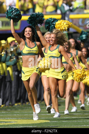 Autzen Stadium, Eugene, OR, USA. 19. Sep, 2015. Die Oregon-Cheerleader führen die Ladung auf dem Feld vor dem Start der NCAA Football-Spiel zwischen den Enten und der Georgia State Panthers Autzen Stadium, Eugene, OR. Larry C. Lawson/CSM/Alamy Live-Nachrichten Stockfoto