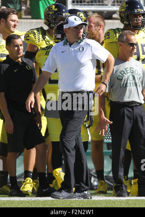 Autzen Stadium, Eugene, OR, USA. 19. Sep, 2015. Oregon-Trainer Mark Helfrich am Rande während der NCAA Football-Spiel zwischen den Enten und der Georgia State Panthers Autzen Stadium, Eugene, OR. Larry C. Lawson/CSM/Alamy Live-Nachrichten Stockfoto