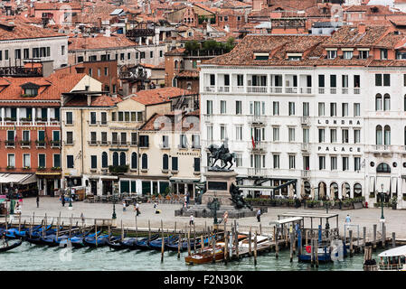 Waterfront-Architektur und Denkmal für Vittorio Emanuele II, Venedig, Italien Stockfoto