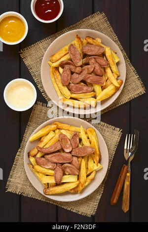 Salchipapas, Pommes Frites und Bratwurst, eine traditionelle Fast-Food in Südamerika gemacht auf Tellern serviert Stockfoto