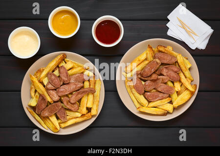 Salchipapas, Pommes Frites und Bratwurst, eine traditionelle Fast-Food in Südamerika gemacht auf Tellern serviert Stockfoto