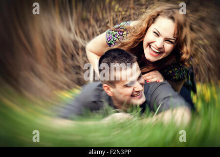 Glückliche junge Paare, die Spaß im freien Stockfoto